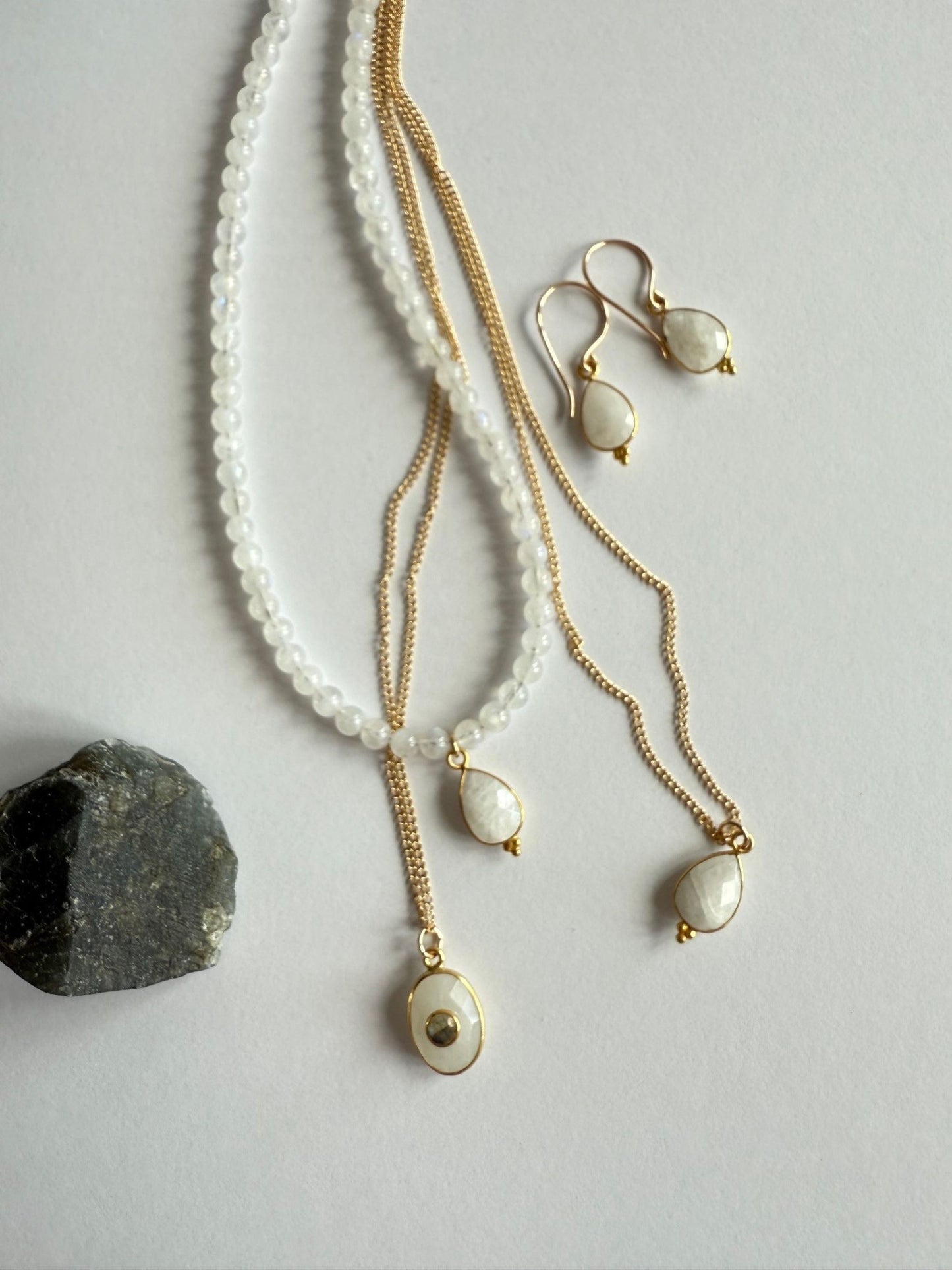 Schakelkettinkje met maansteen druppel