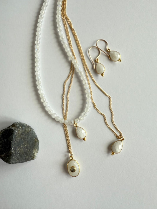 Schakelkettinkje met maansteen druppel