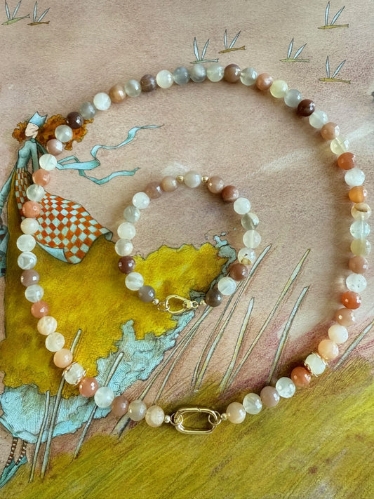 Armband van perzikmaansteen kralen met gold filled sluiting