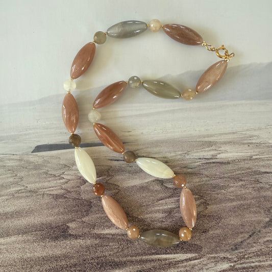 Ketting van maansteen