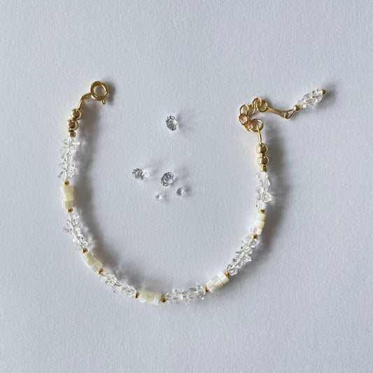 Armbandje van Herkimer diamant en parelmoer met gold filled sluiting