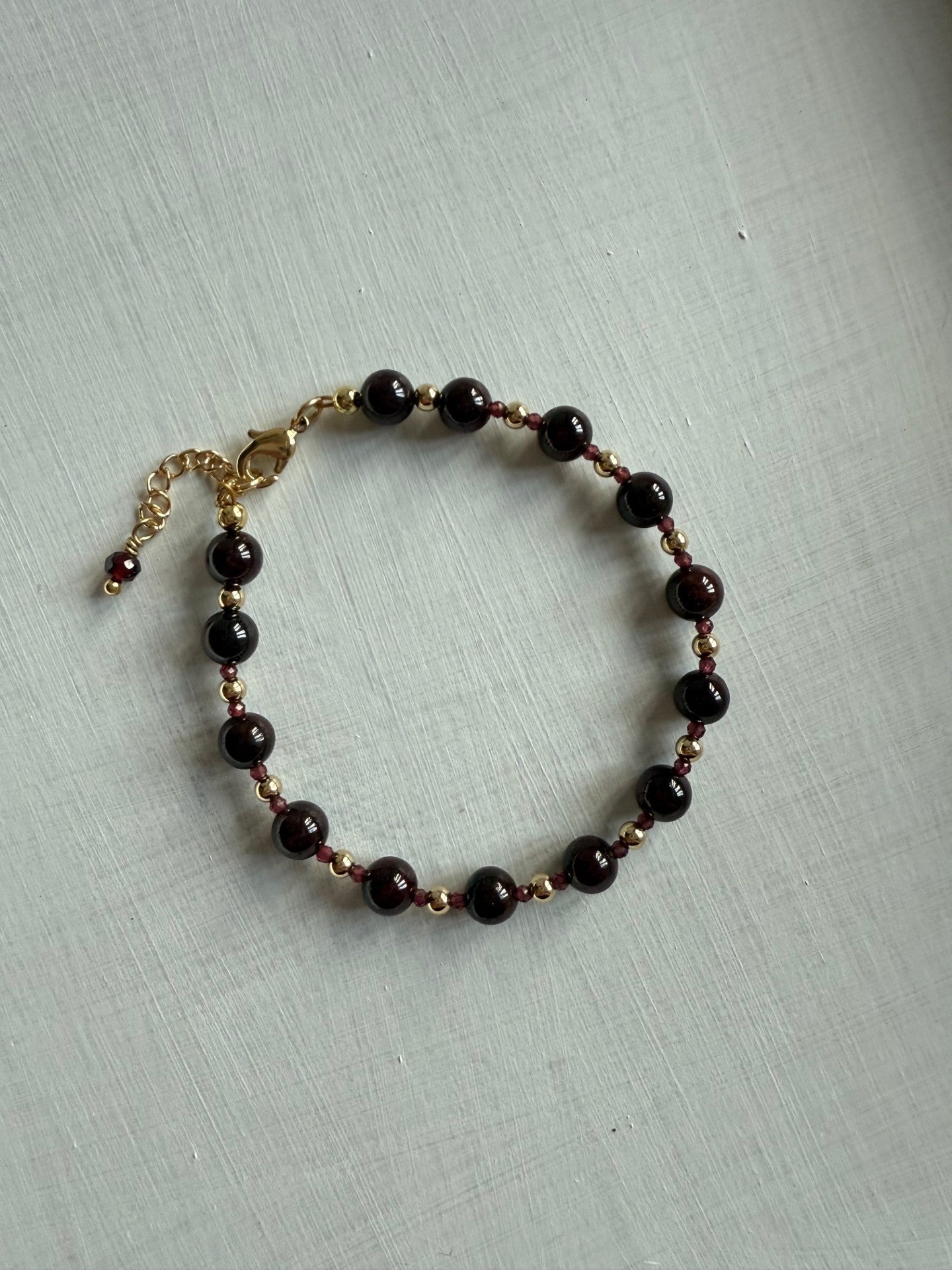 Armbandje van granaat kralen