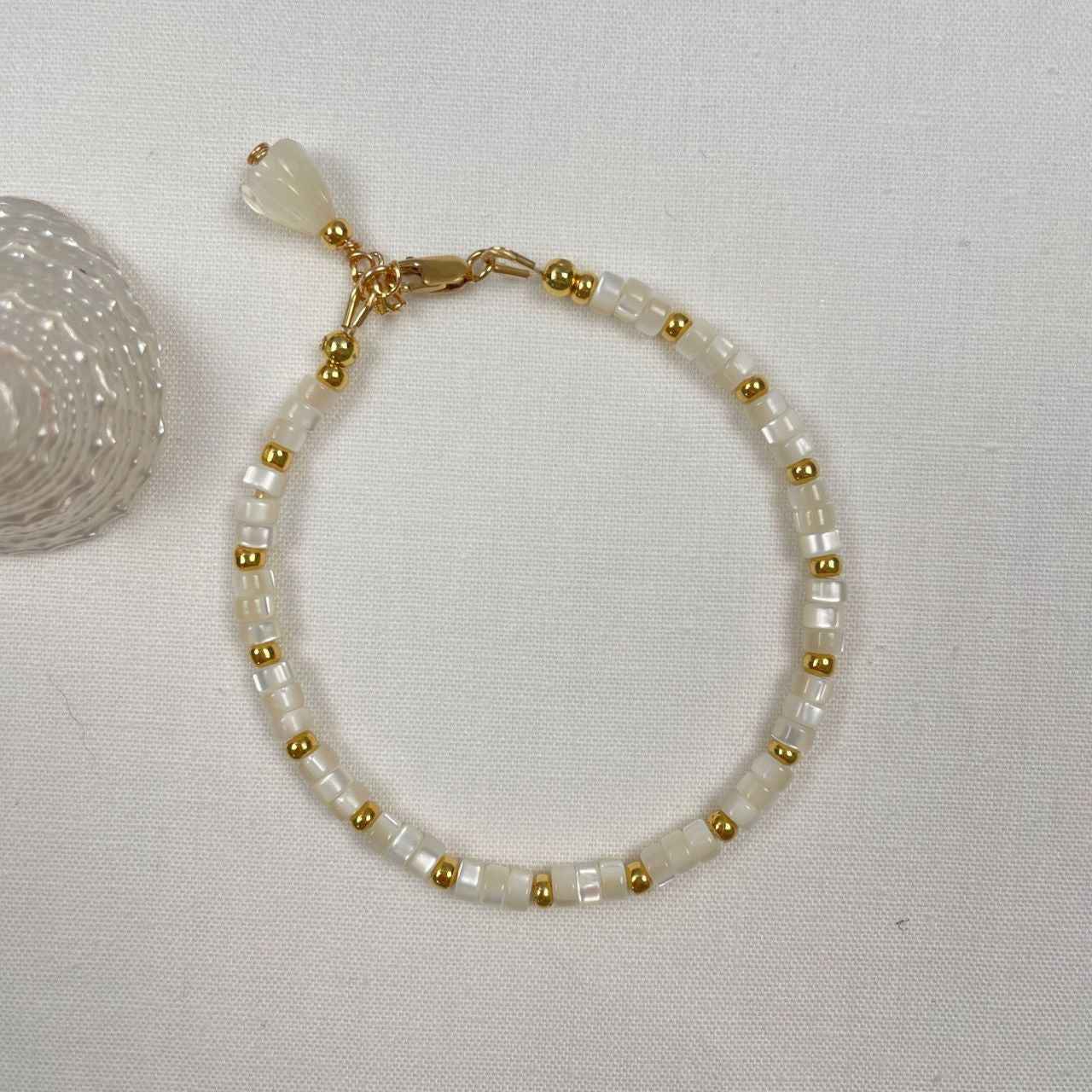 Armbandje van parelmoer met gold filled slotje