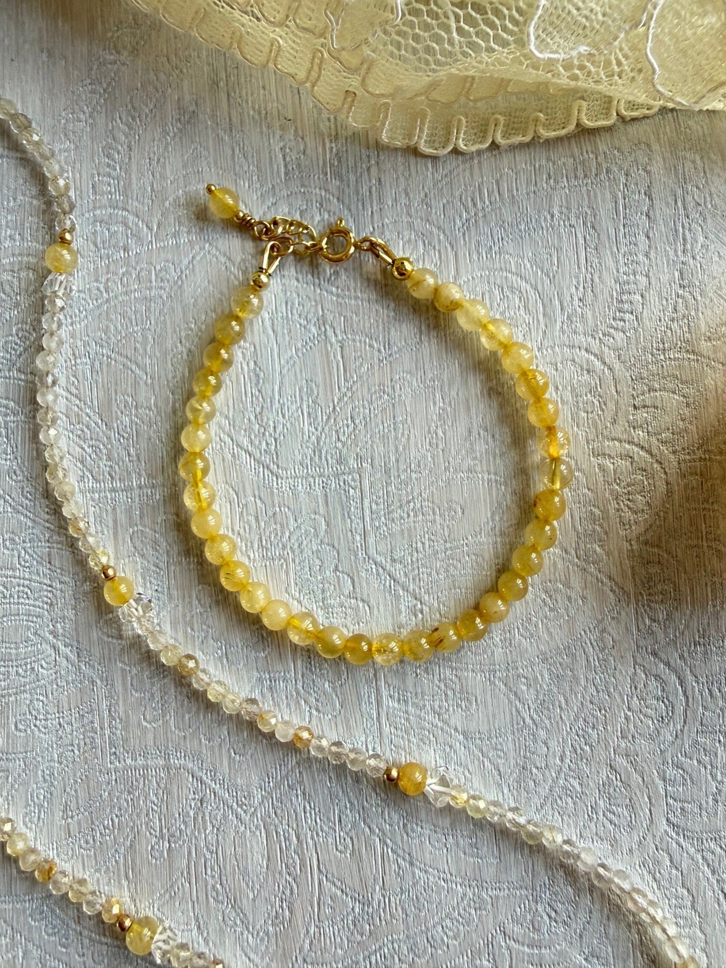 Handgemaakte ketting van ronde kralen met 14K gold filled haakslotje — Engelina Jewelry
