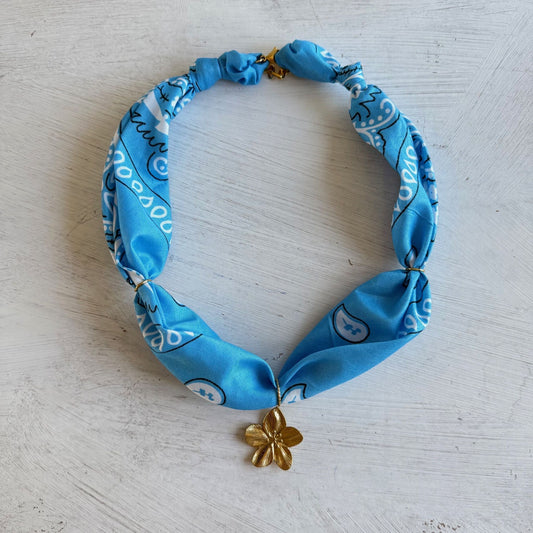 Bohemian bandana ketting met hibiscus bloem