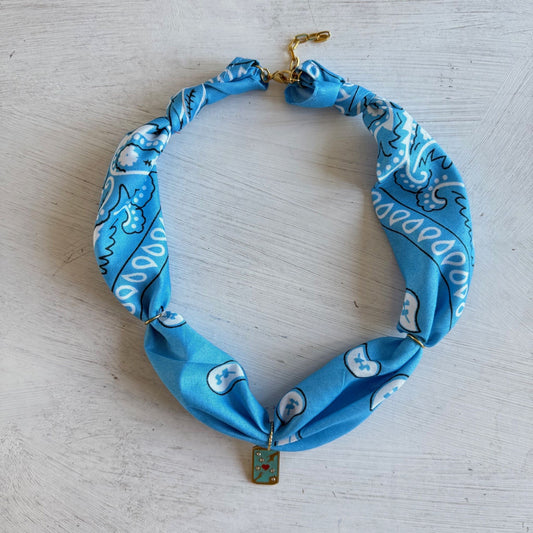 Bohemian bandana ketting met emaille bedel