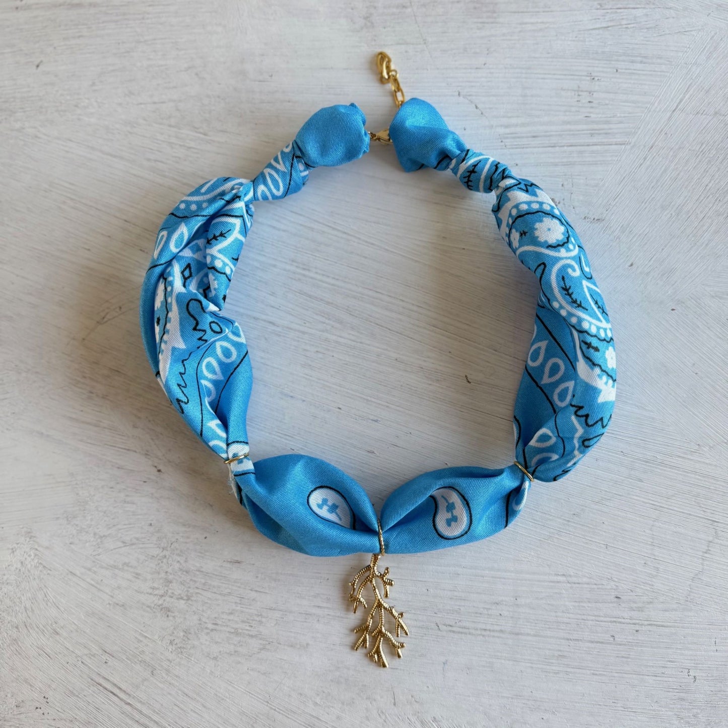 Bohemian bandana ketting met koraal takje