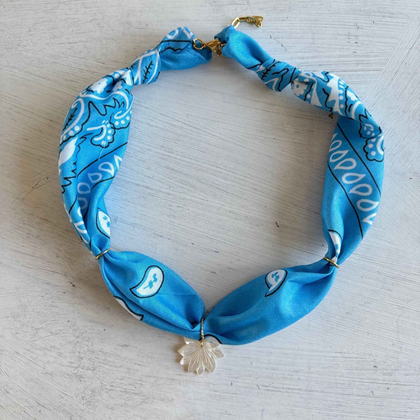Bohemian bandana ketting met waterlelie bloem