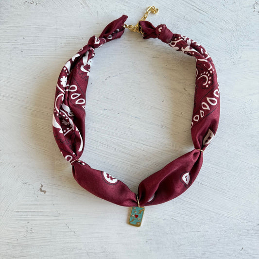 Bohemian bandana ketting met een emaille hanger