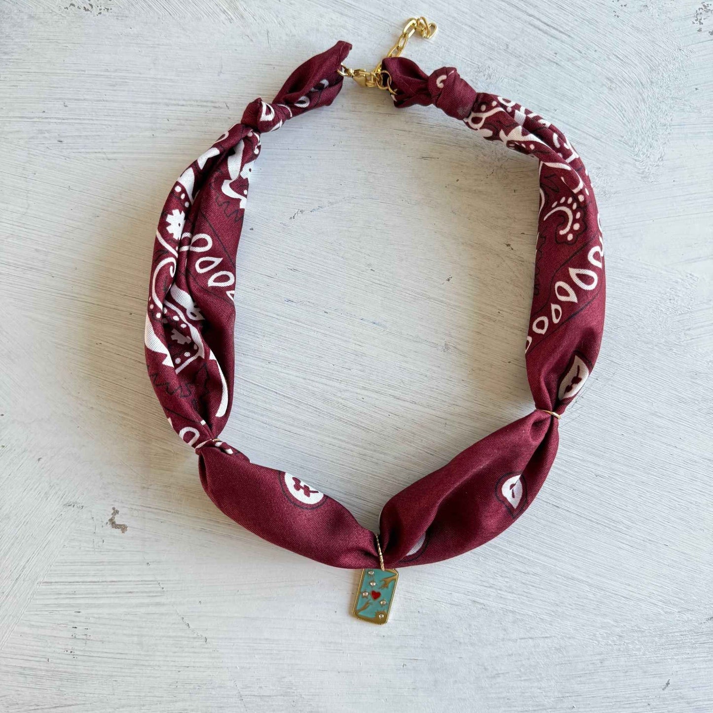 Bohemian bandana ketting met een emaille hanger