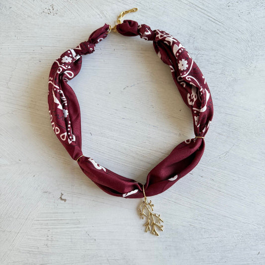 Bohemian bandana ketting met koraaltakje hanger
