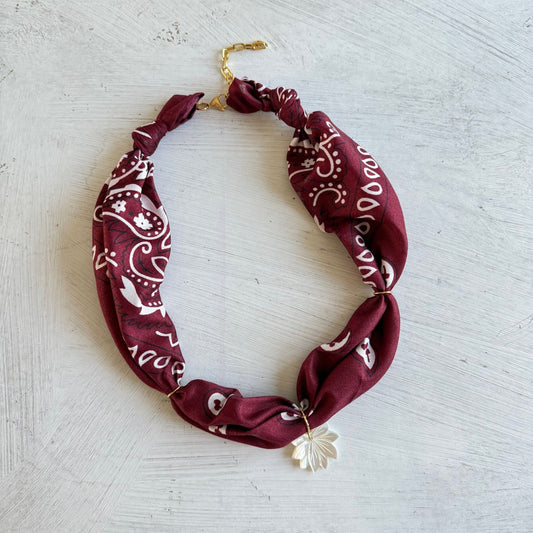 Bohemian bandana ketting met een parelmoer waterlelie bloem