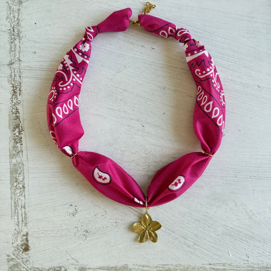 Bohemian bandana ketting met hibiscus bloem