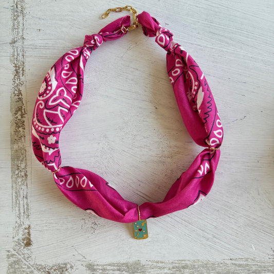 Bohemian bandana ketting met een emaille hanger