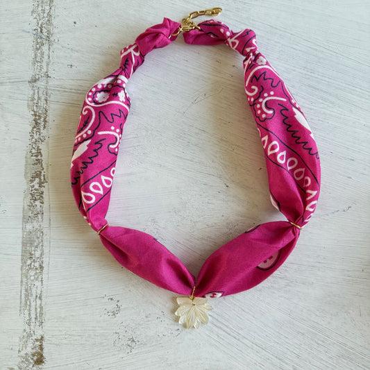 Bohemian bandana ketting met een parelmoer waterlelie bloem