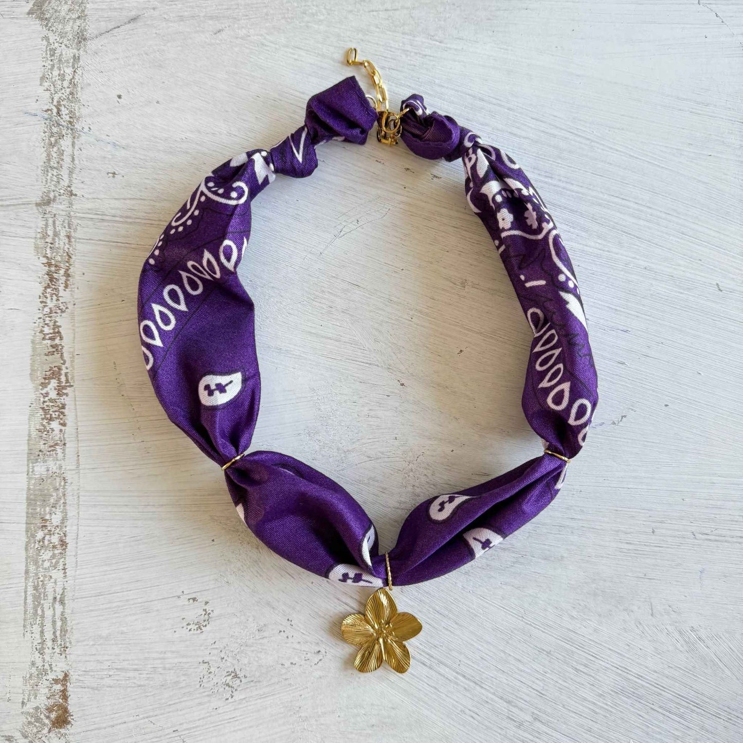 Bohemian bandana ketting met hibiscus bloem