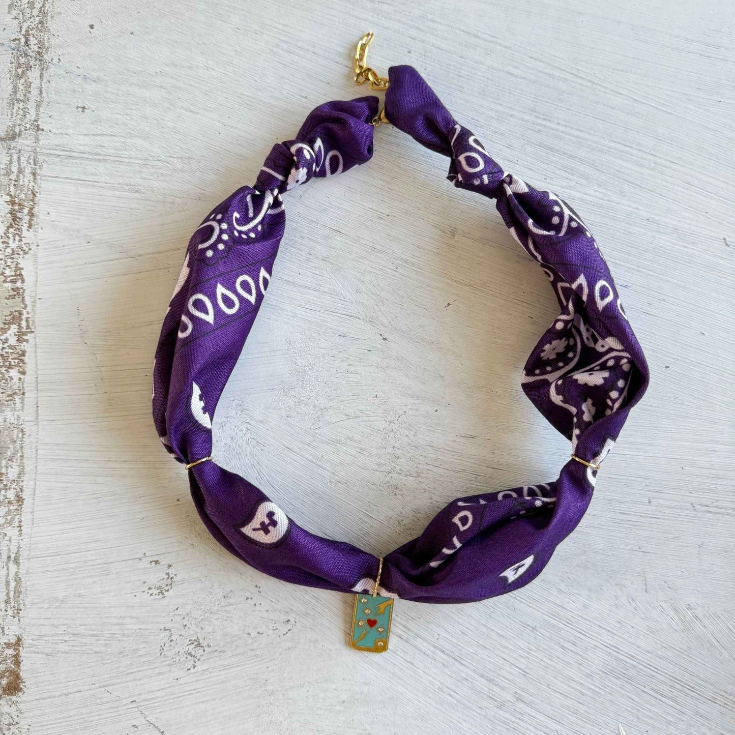 Bohemian bandana ketting met een emaille hanger