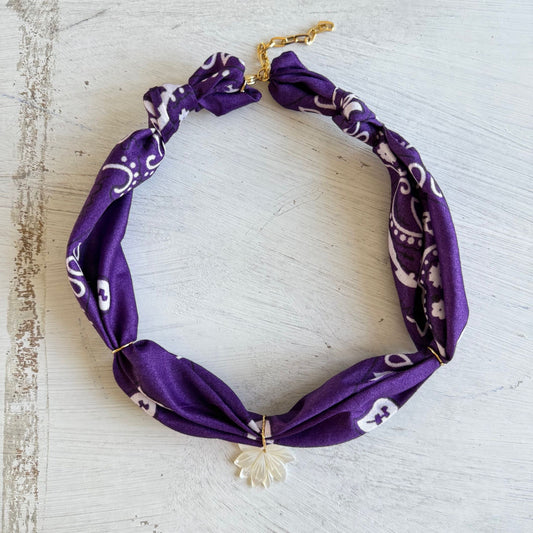 Bohemian bandana ketting met een parelmoer waterlelie bloem