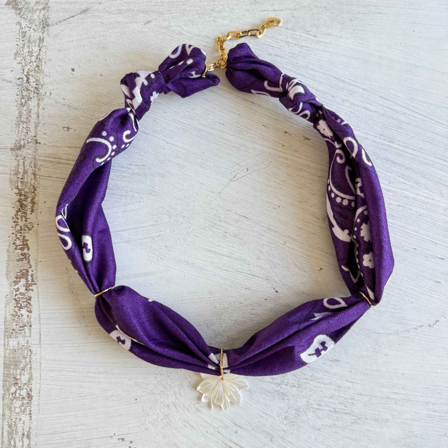 Bohemian bandana ketting met een parelmoer waterlelie bloem