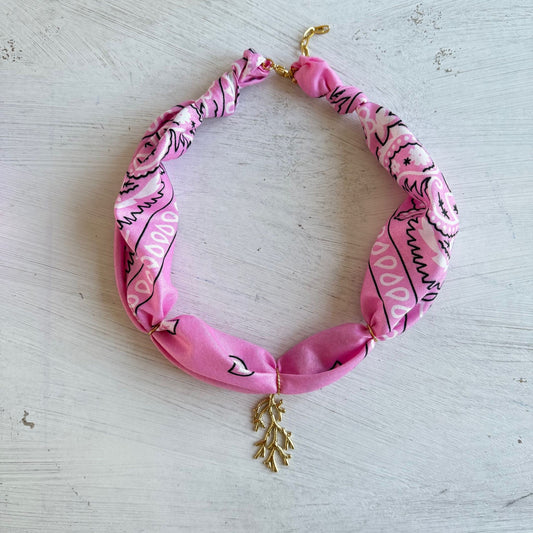 Bohemian bandana ketting met koraaltakje hanger