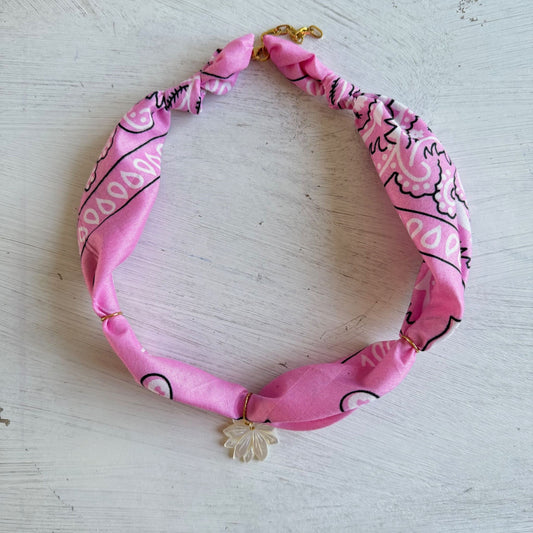 Bohemian bandana ketting met parelmoer waterlelie hanger