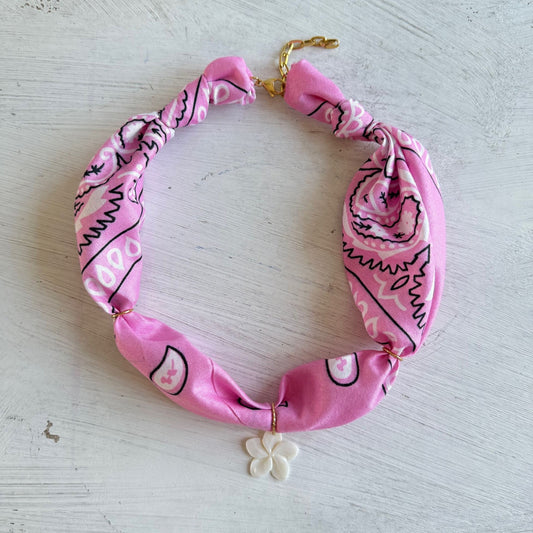 Bohemian bandana ketting met parelmoer bloem
