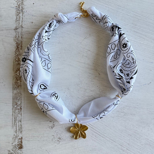Bohemian bandana ketting met hibiscus bloem