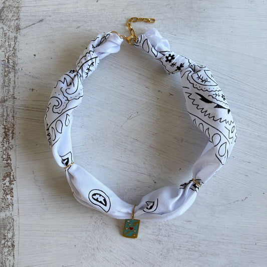 Bohemian bandana ketting met een emaille hanger