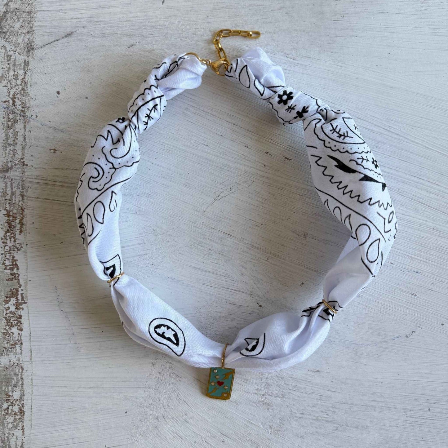 Bohemian bandana ketting met een emaille hanger