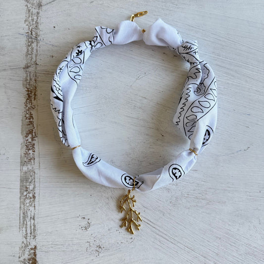 Bohemian bandana ketting met koraaltakje hanger