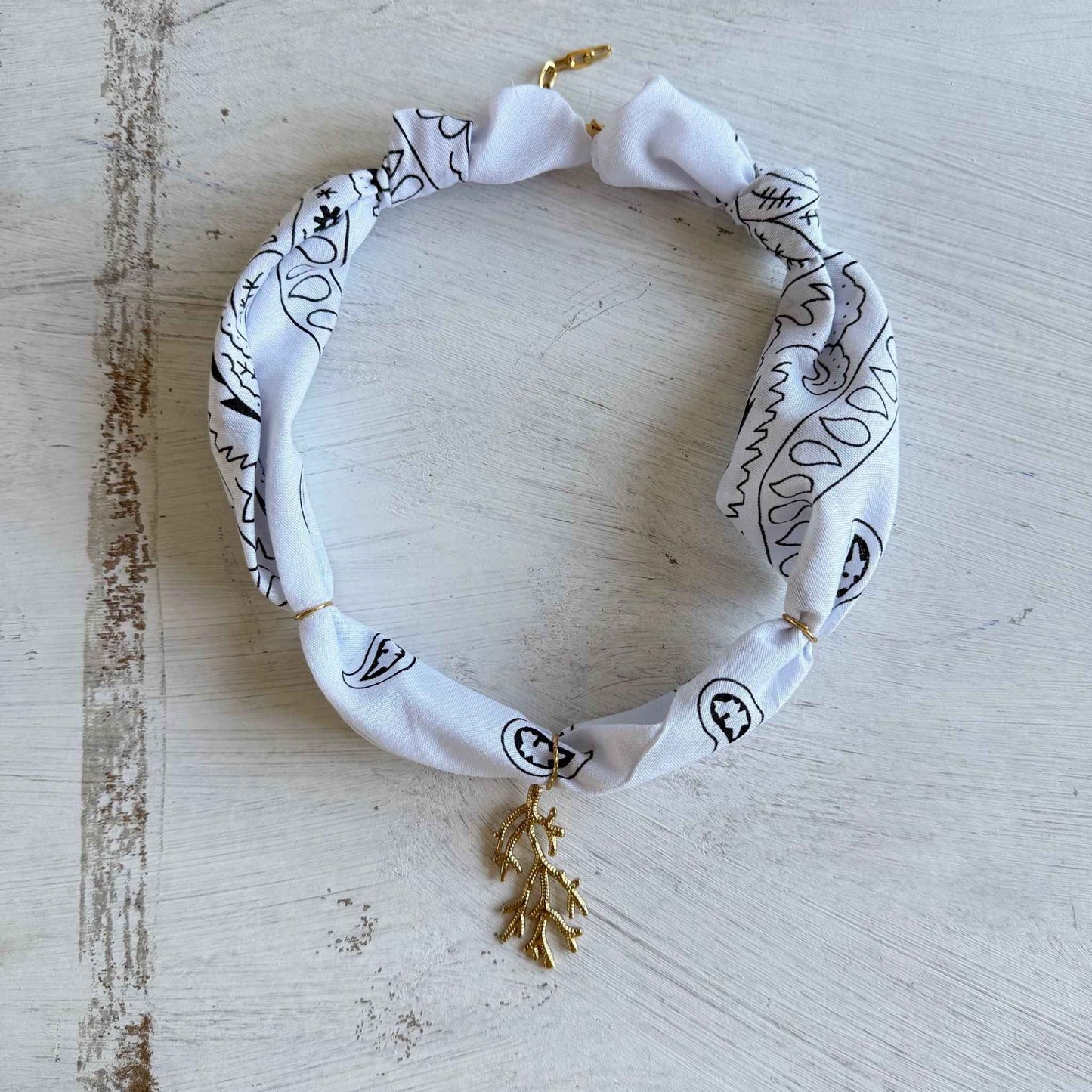 Bohemian bandana ketting met koraaltakje hanger