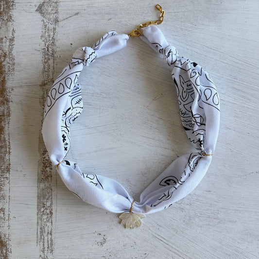 Bohemian bandana ketting met een parelmoer waterlelie bloem
