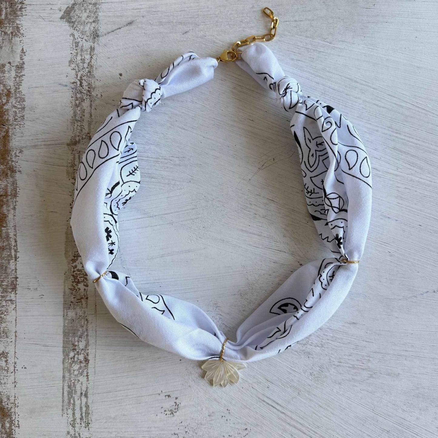 Bohemian bandana ketting met een parelmoer waterlelie bloem