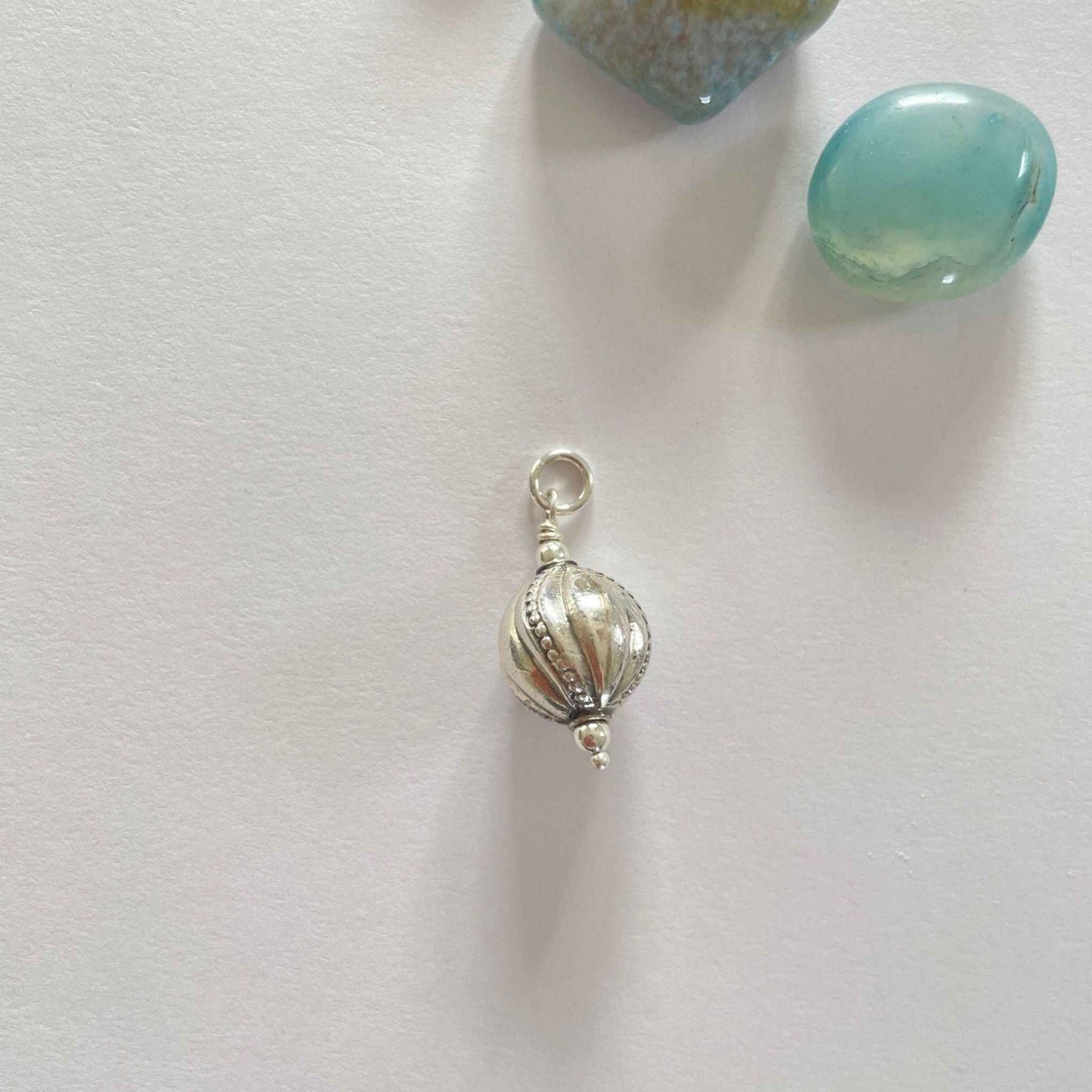 Ketting van apatiet kralen met sterling zilver boeislot en Bali bedel