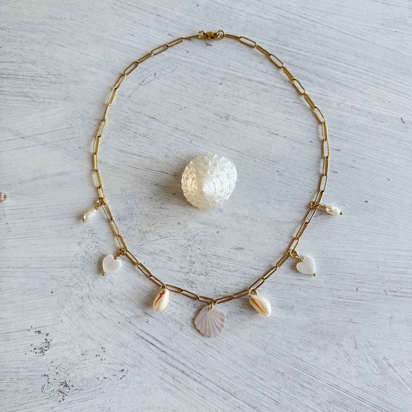 Bedelketting met schelp en zoetwaterparels