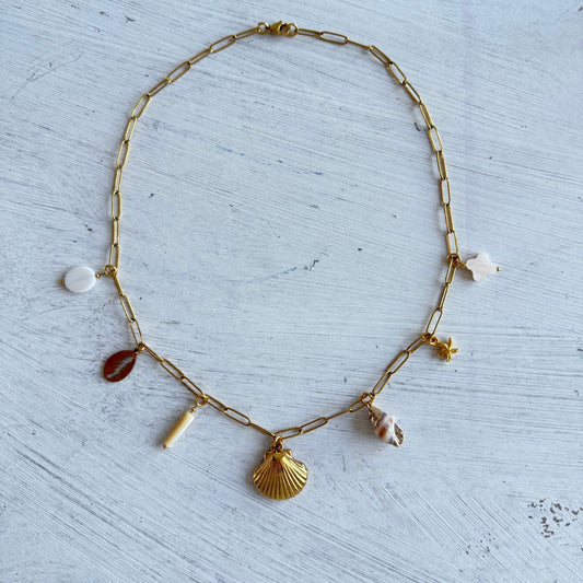 Bedelketting met schelpjes en schelpkralen