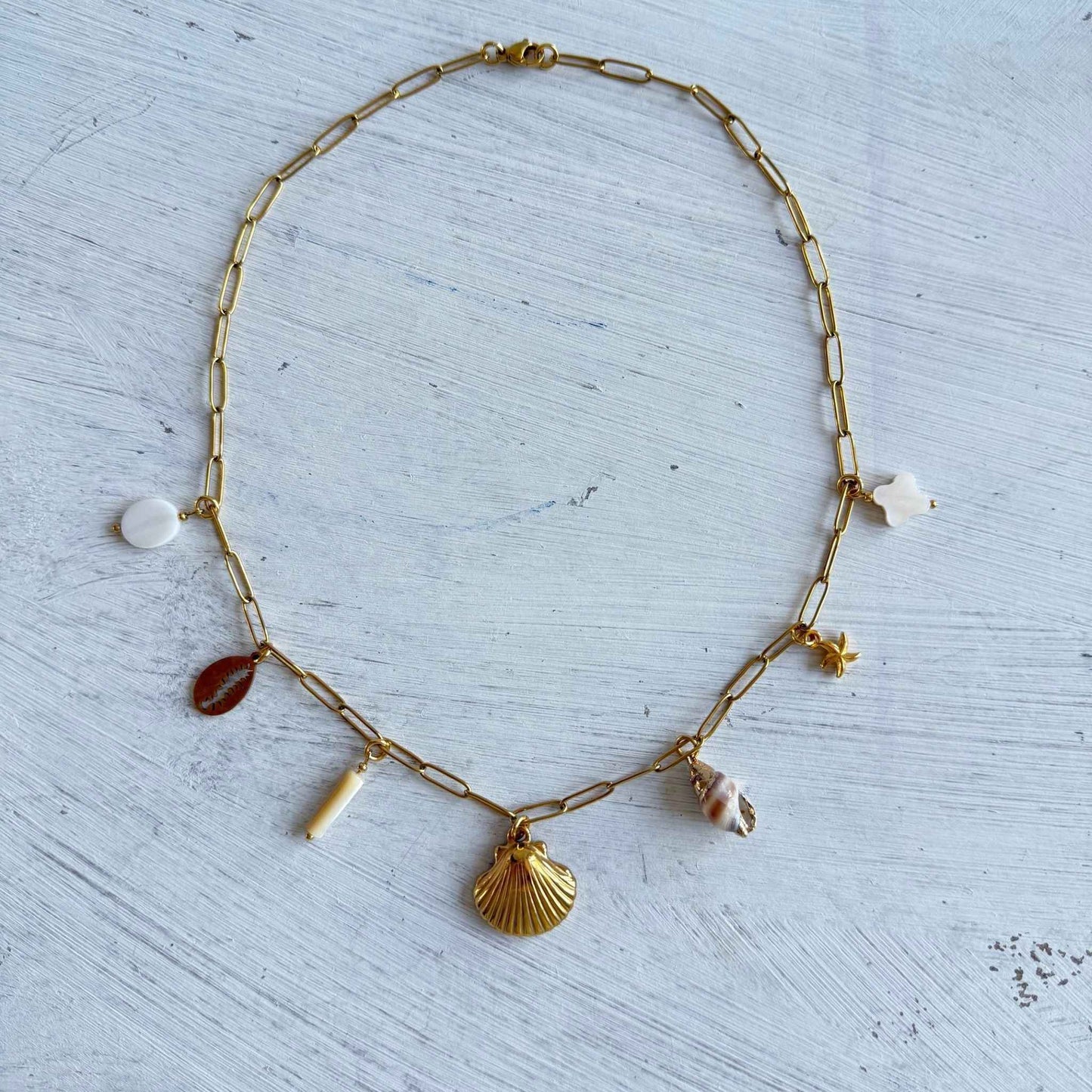 Bedelketting met schelpjes en schelpkralen