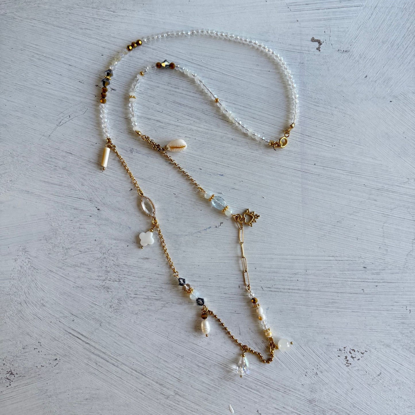 Lange Bohemian bedelketting in wit met druppel