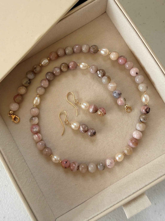 Ketting en oorbellen van Andes opaal en zoetwaterparels
