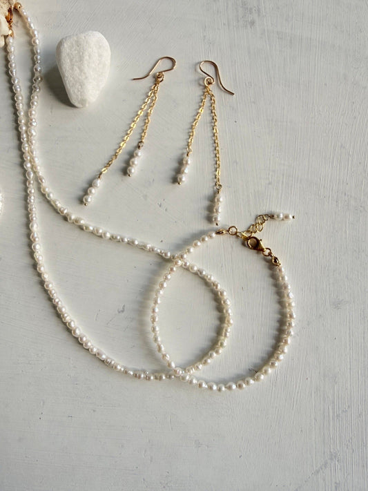 Set van ketting, oorbellen en armbandje met kleine zoetwaterparels - Engelina Jewelry