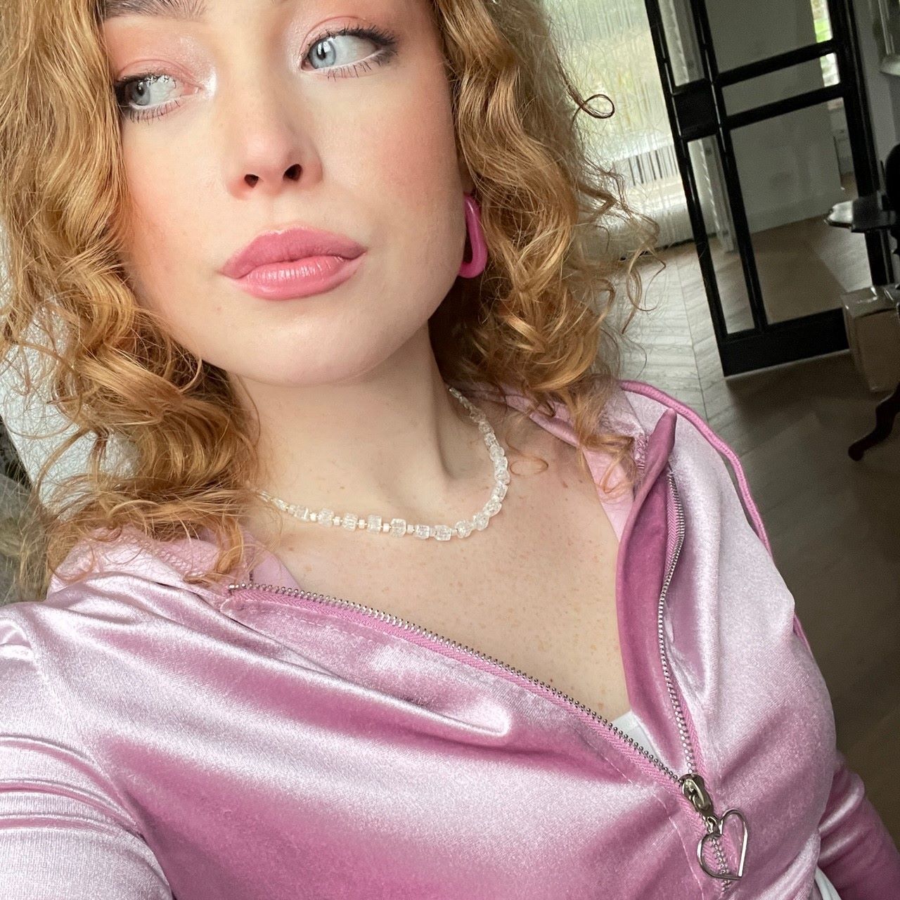 Deze ketting met een zachte uitstraling is gemaakt van bergkristal cubes van 6 mm en parelmoer heishi kralen afgewisseld met kleine 24K goldplated kraaltjes. De ketting is 43 cm en sluit met een 14K gold filled slotje. Hier wordt de ketting gedragen door een meisje in een roze hoodie.