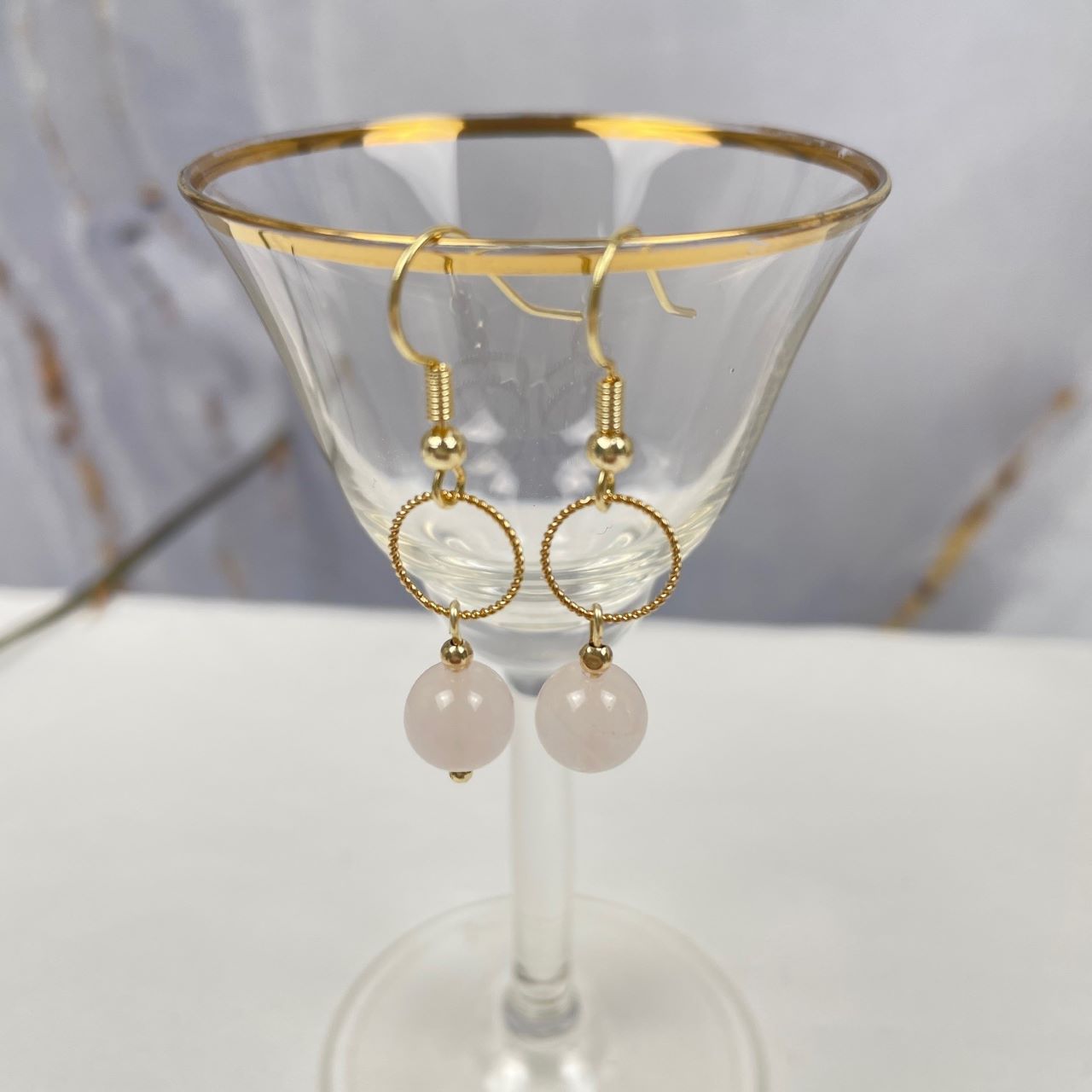 Goldfilled oorbellen met rozenkwarts kraal aan ring
