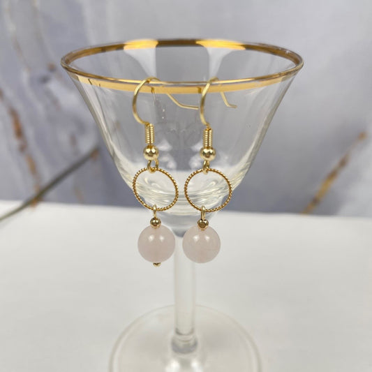 Goldfilled oorbellen met rozenkwarts kraal aan ring