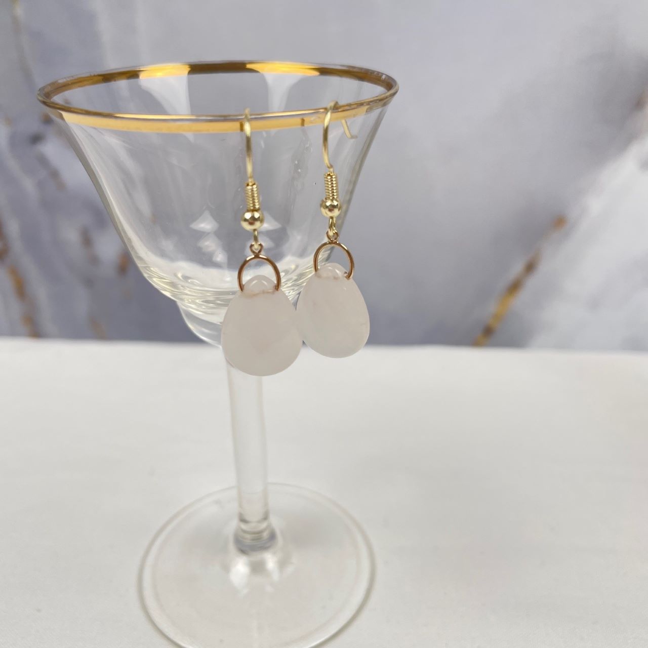 Goldfilled oorbellen met rozenkwarts facet druppel