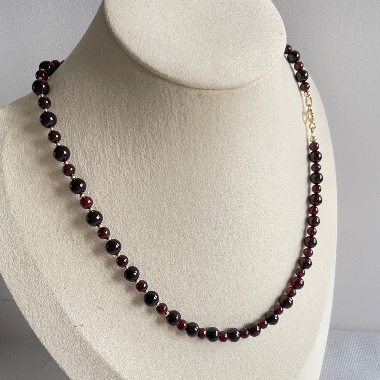 Ketting van granaat met gold filled kralen en veerslotje