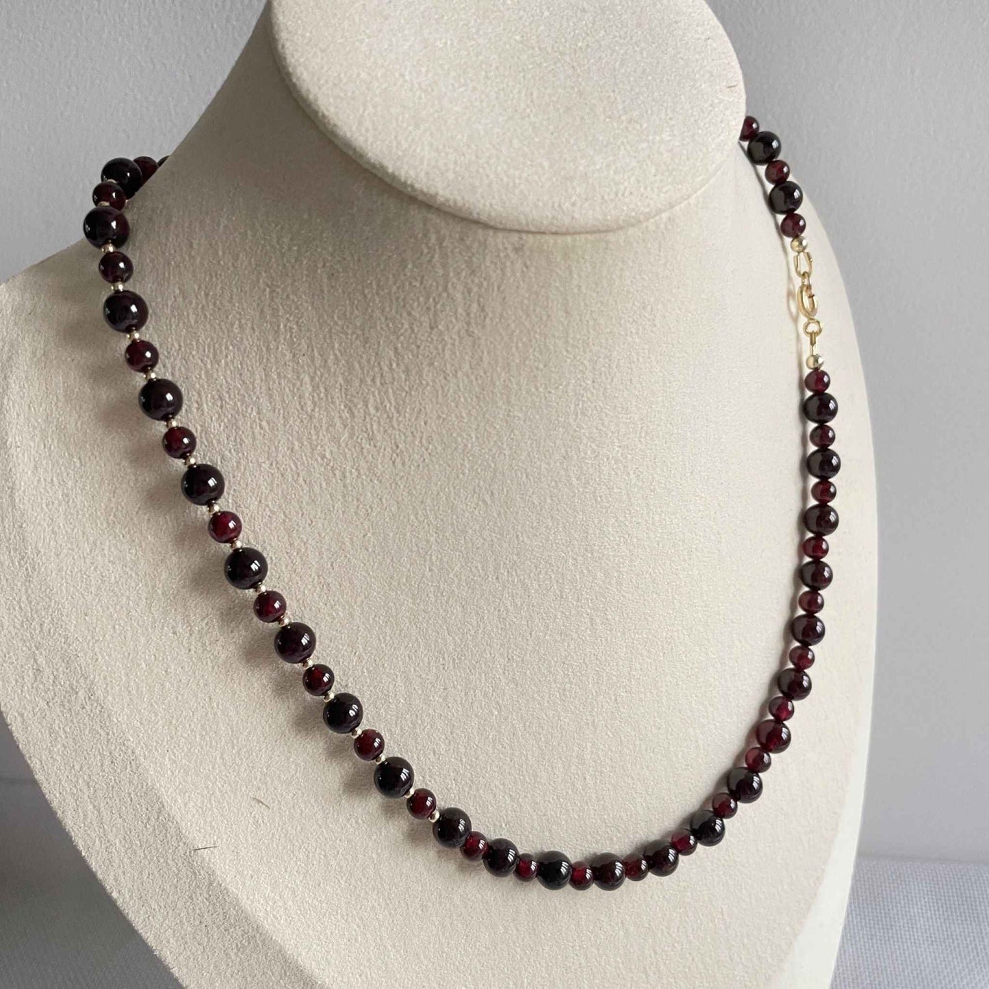 Ketting van granaat met gold filled kralen en veerslotje
