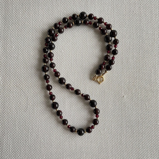 Ketting van granaat met gold filled kralen en veerslotje