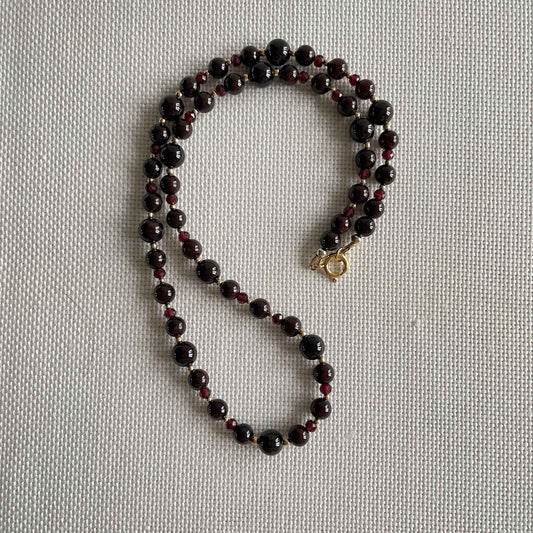 Ketting van granaat met gold filled kralen en veerslotje