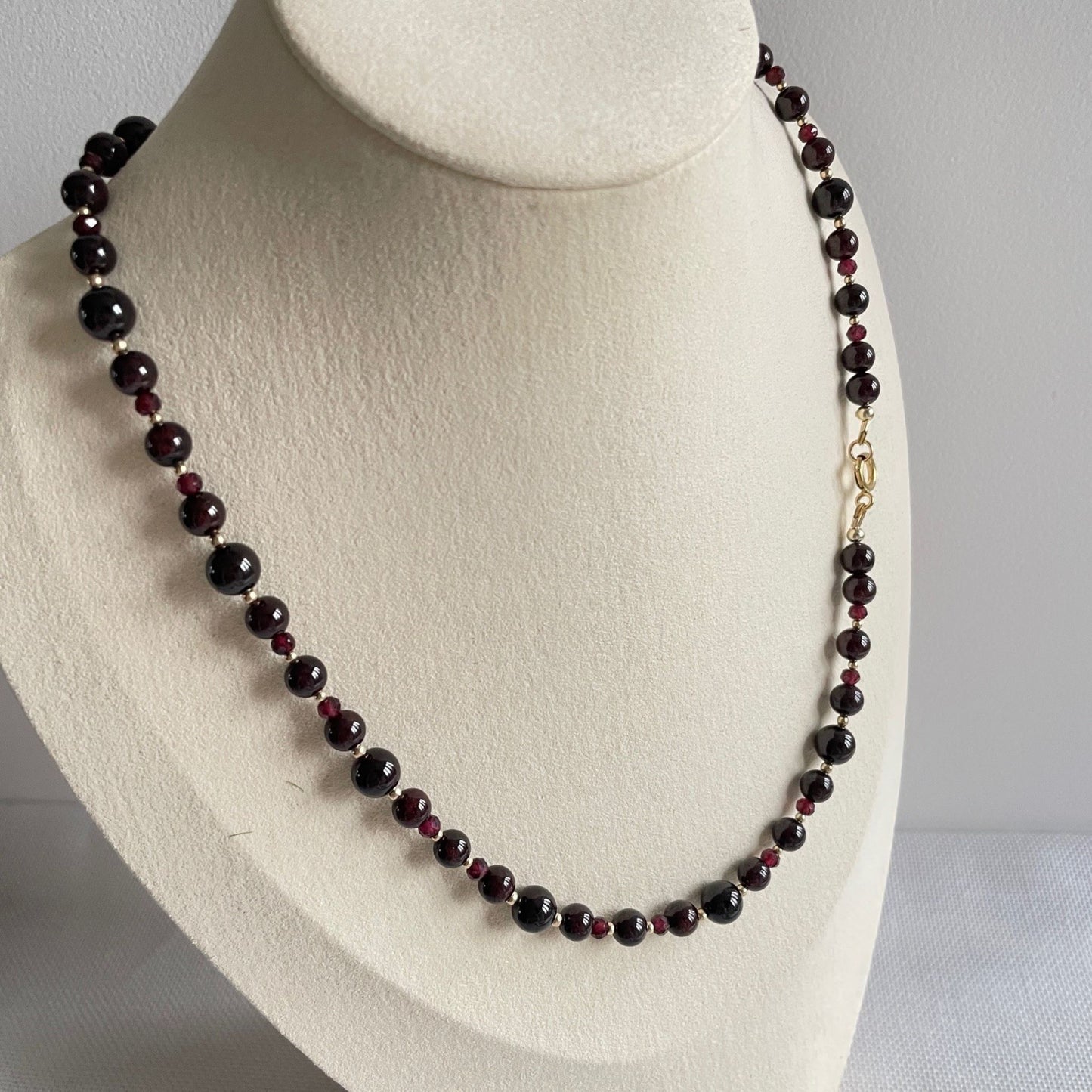 Ketting van granaat met gold filled kralen en veerslotje