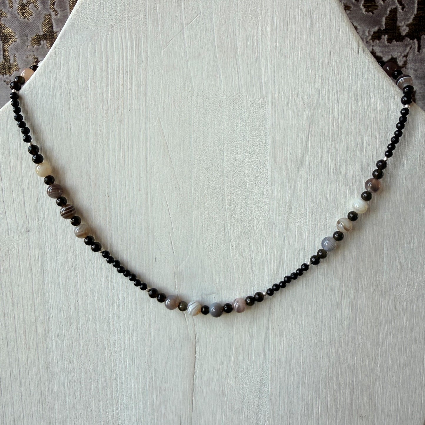 Korte ketting van Botswana agaat en onyx met zilver slot - BOTA
